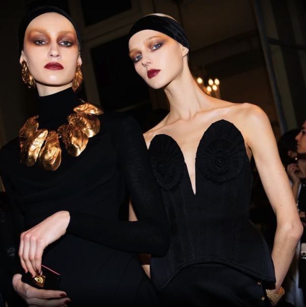 11 tendências de beleza que bombaram na semana de moda de Paris 2023